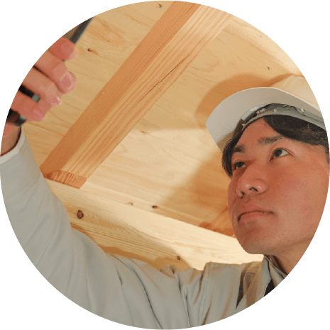 住宅の天井を点検している作業員
